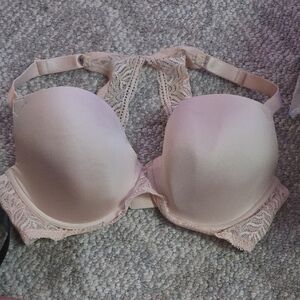 Victoria's Secret Cream T-Shirt Bra with Seamless Design